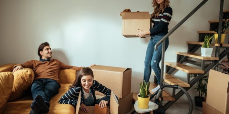 Tani që nuk po martohen më, të rinjtë po blejnë shtëpi me një shoqe