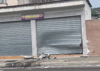 Tjetër aksident brenda 24 orëve në Bypassin e Vlorës! Makina tenton të parakalojë autobusin, përfundon te qepenat e dyqanit