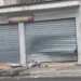 Tjetër aksident brenda 24 orëve në Bypassin e Vlorës! Makina tenton të parakalojë autobusin, përfundon te qepenat e dyqanit