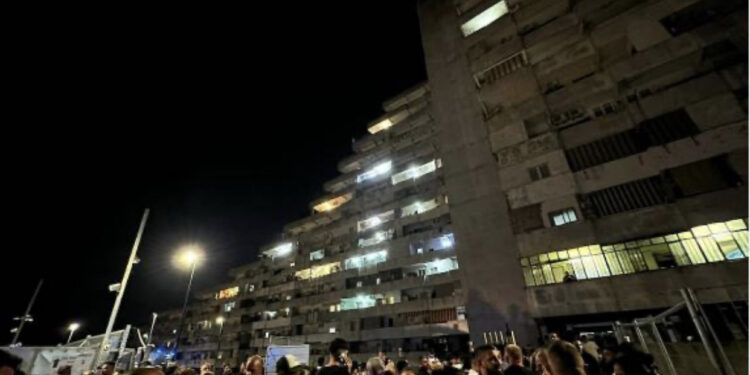 Shembet ballkoni i pallatit në Napoli, 2 të vdekur dhe 13 të plagosur, mes tyre 7 fëmijë