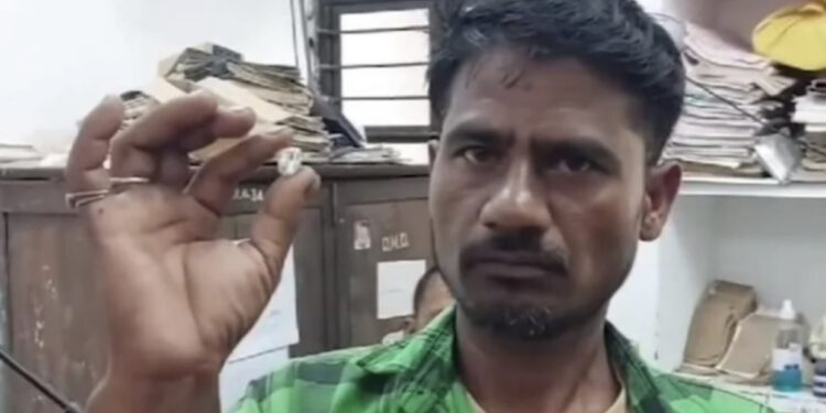 Një moment të ndryshon jetën/ I zhytur në borxhe, punëtori gjen diamantin 95 mijë dollarë