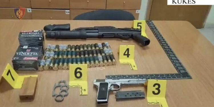Qëlloi me armë zjarri në drejtim të banesës së bashkëjetueses, në kërkim 28-vjeçari, arrestohet babai i tij
