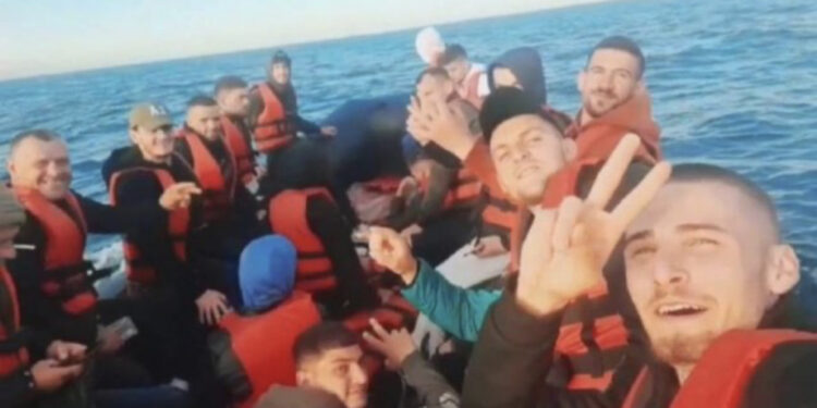 Anglia do bëj shqiptarët me letra/ Azil për 90,000 emigrantët që do deportoheshin në Ruanda, laburistët japin lajmin e mirë