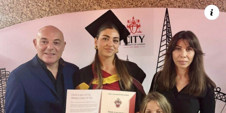 Vajza e Blendi Fevziut diplomohet në Universitetin e Londrës dhe gazetari s’mund ta fshihte krenarinë