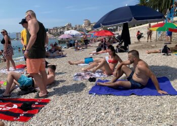 Gazetari njohur: Në Sarandë u skandalizova/ Trafiku lëmsh, trotuaret gunga gunga. Plehrat qelbeshin në kazanet pirg