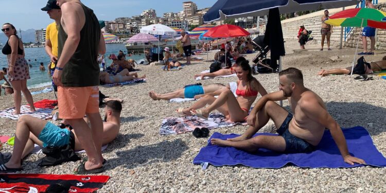 Gazetari njohur: Në Sarandë u skandalizova/ Trafiku lëmsh, trotuaret gunga gunga. Plehrat qelbeshin në kazanet pirg