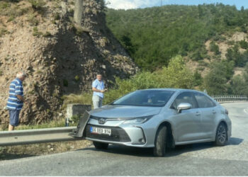 Aksident në Librazhd, makina përplaset me barrierat e hekurit