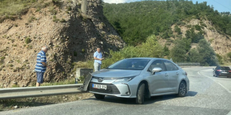 Aksident në Librazhd, makina përplaset me barrierat e hekurit