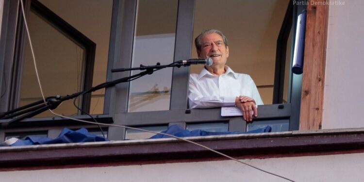 Berisha, thirrje banorëve të Himarës: Vota për opozitën do të thotë asnjë qindarkë për tunelin. Nuk do paguani ju vjedhjet e Ramës dhe Ballukut