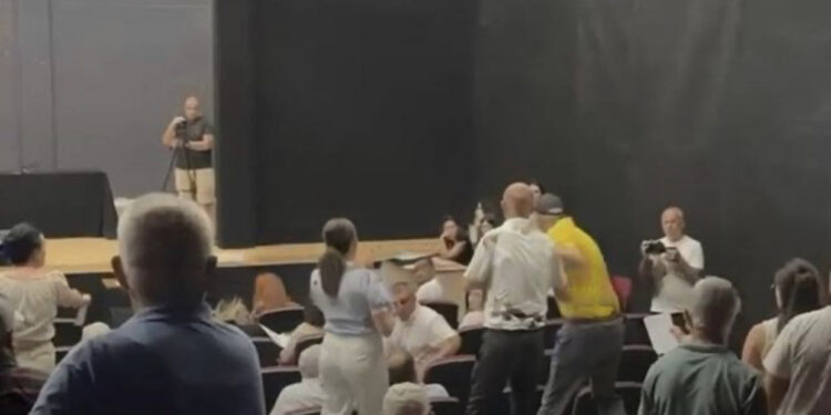 PS rrit çmimin e ujit në Elbasan, qytetari godet këshilltarin me dosje