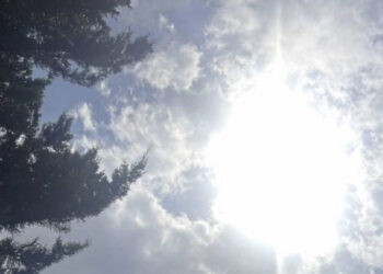 Mbi 41°C dhe vranësira, ku do të bjerë shi pasdite?