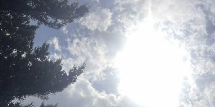 Mbi 41°C dhe vranësira, ku do të bjerë shi pasdite?