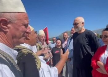VIDEO/ Hapet tuneli i Llogorasë, Edi Ramën e presin me këngë labe: Pa shikoni kush po vjen…