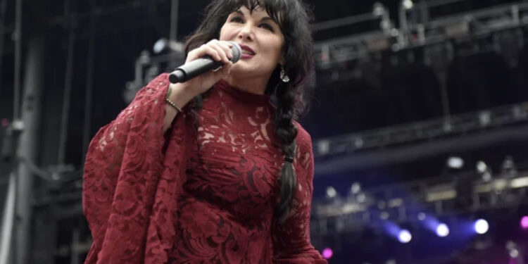 Këngëtarja e njohur shtyn koncertin, njofton se është me kancer