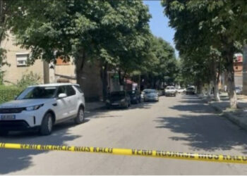 EMRI/ Burri në Korçë terrorizon lagjen, qëllon me armë nga ballkoni. Policia evakuon banorët