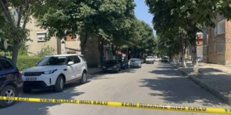 EMRI/ Burri në Korçë terrorizon lagjen, qëllon me armë nga ballkoni. Policia evakuon banorët