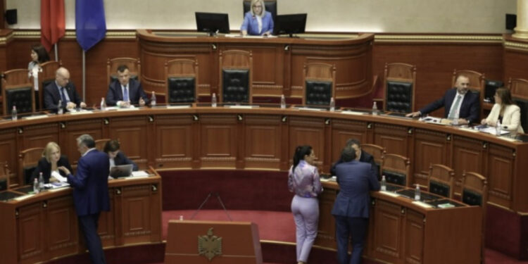 LIVE-Zgjatet afti i ‘Sterilizimit’, miratohen emrat për për KLP dhe KLGJ-në, OK ‘Auditit’