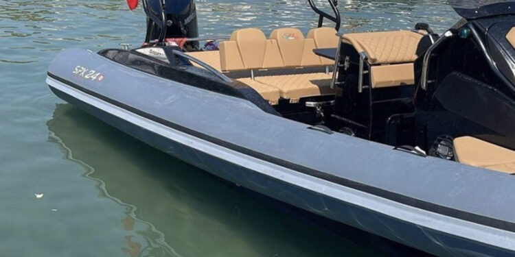 Plagosi pushuesin me gomone, arrestohet 42-vjeçari