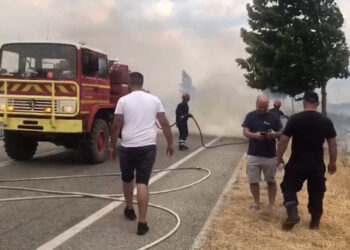 Po shuante flakët e zjarrit në Dropull, pëson djegie zjarrfikësi