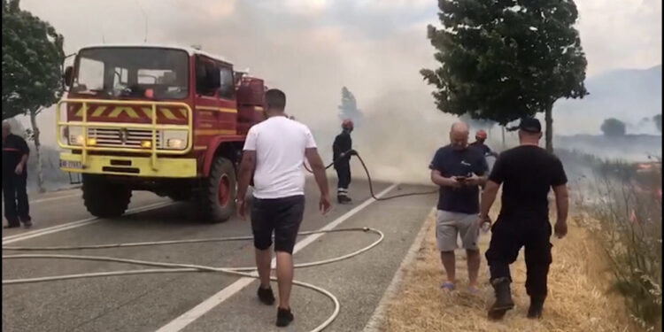 Po shuante flakët e zjarrit në Dropull, pëson djegie zjarrfikësi