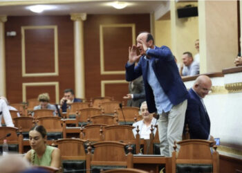 ‘Hajde kcena…’, Dash Sula këndon mbi tavolinë