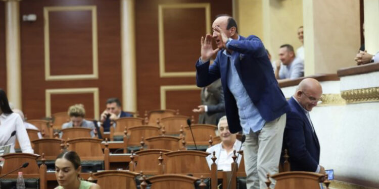 ‘Hajde kcena…’, Dash Sula këndon mbi tavolinë