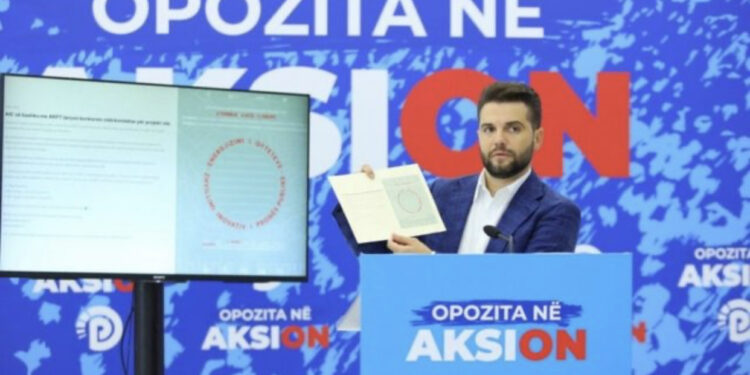 PD: Rama po ngre kullat mbi godinat shtetërore në Tiranë