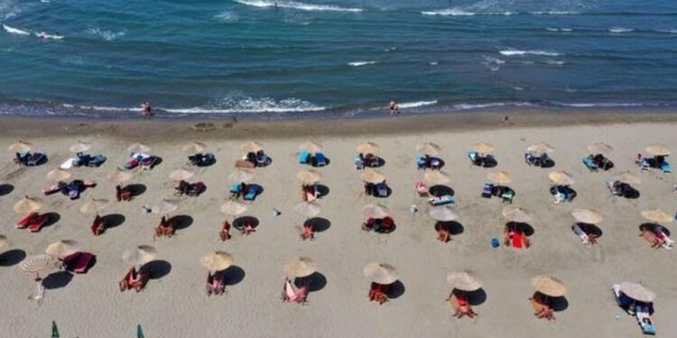 Ky është plazhi më i lirë në Shqiperi, çadra kushton vetëm 300 lekë…