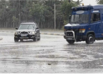 Pas temperaturave të larta, ‘çmendet’ moti/ Stuhi në Korçë, vështirësi në qarkullim