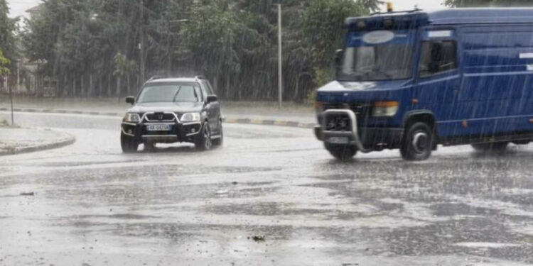 Pas temperaturave të larta, ‘çmendet’ moti/ Stuhi në Korçë, vështirësi në qarkullim