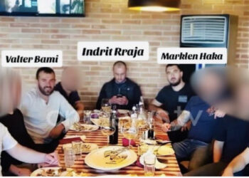 “Njëri po përgatiste eliminimin e vëllait të tjetrit”, publikohet fotoja e Marklen Hakes dhe Valter Bamit në të njëjtën tavolinë