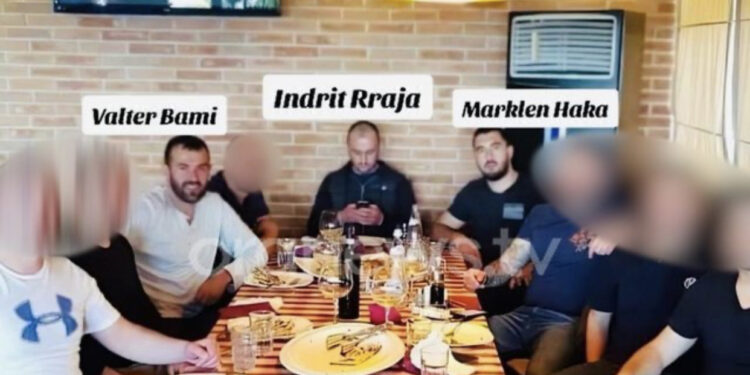 “Njëri po përgatiste eliminimin e vëllait të tjetrit”, publikohet fotoja e Marklen Hakes dhe Valter Bamit në të njëjtën tavolinë