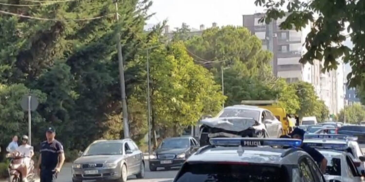 Aksident i katërfishtë në Tiranë, makina përplaset me tre automjete