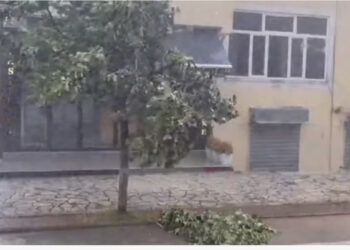 Reshje të dendura shiu e breshër në Bulqizë, bllokohen disa rrugë