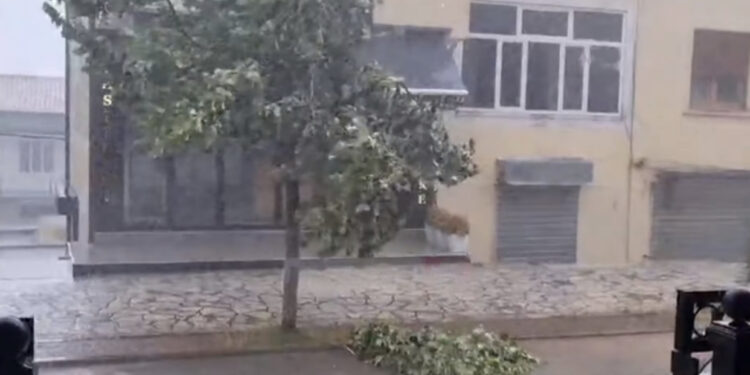 Reshje të dendura shiu e breshër në Bulqizë, bllokohen disa rrugë