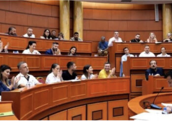 Incidenti në Këshillin Bashkiak, Tedi Blushi qëllon me letra Veliajn