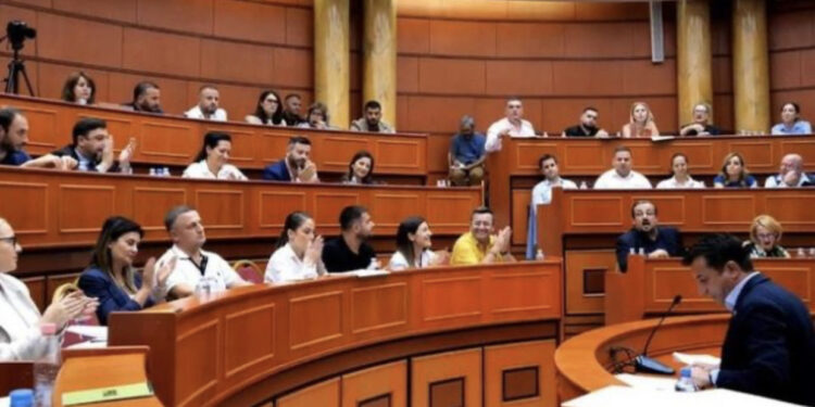 Incidenti në Këshillin Bashkiak, Tedi Blushi qëllon me letra Veliajn