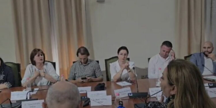 Debate në Komisionin e Shëndetësisë, Vokshi kërkon dorëheqjen e Koçiut