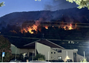 Zjarri në Shëngjin, evakuohen banorët dhe pushuesit