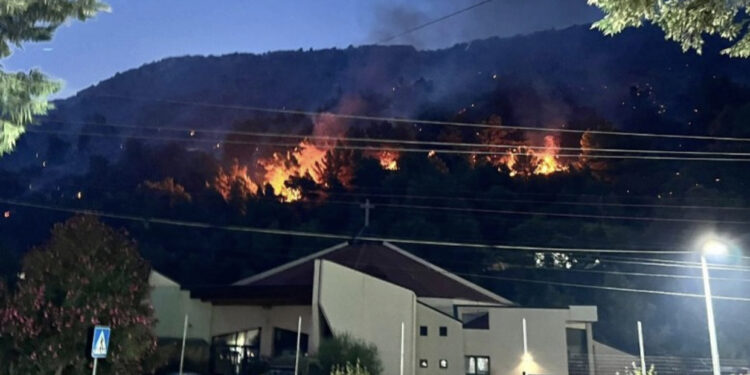 Zjarri në Shëngjin, evakuohen banorët dhe pushuesit