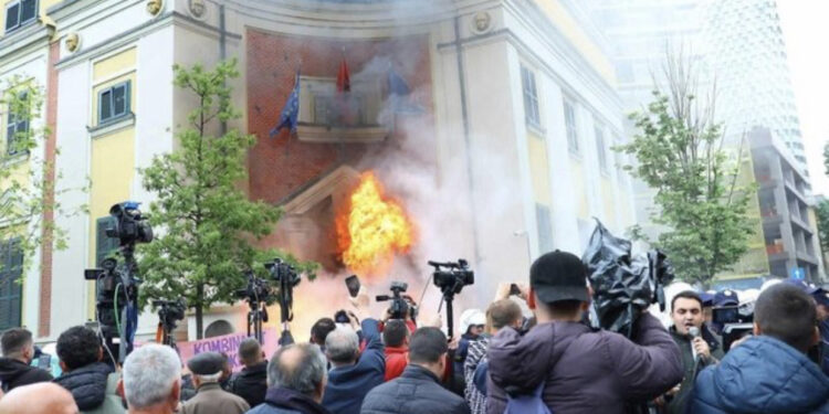 Nis protesta e opozitës përpara bashkisë