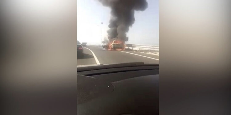 Makina shpërthen në flakë në fund të tunelit të Llogarasë, digjet totalisht