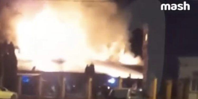 Droni ukrainas godet depon e naftës në Rusi, shpërthen në flakë