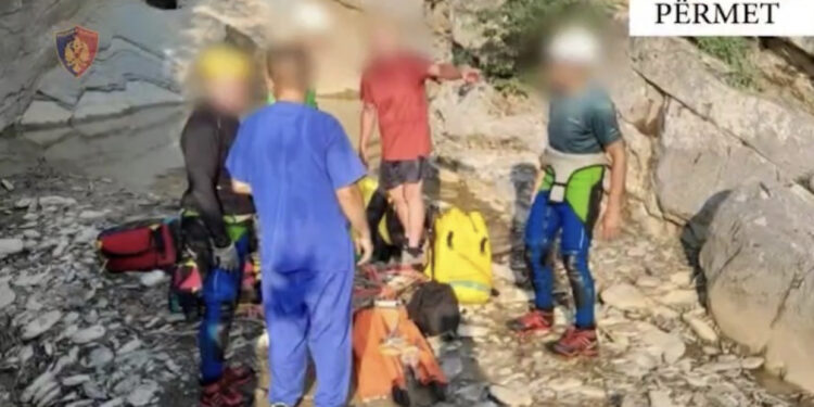 Turistja franceze rrëzohet nga përroi në Përmet, dërgohet drejt spitalit të Traumës