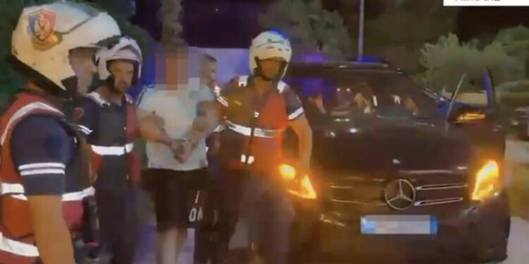 Theu masën e sigurisë dhe qarkullonte i armatosur, arrestohet 24-vjeçari