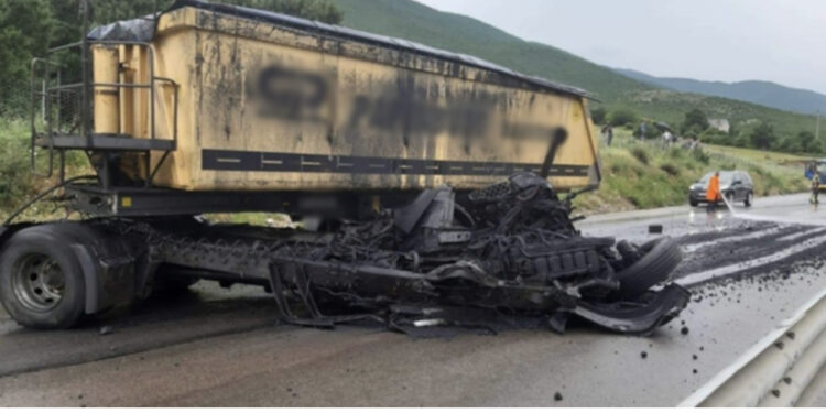 Përmbyset trajleri me krom në Kalimash, humb jetën shoferi