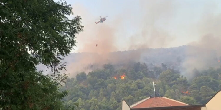 Digjet shtëpia e pushimit në Shëngjin, rrezikohet dhe Kisha