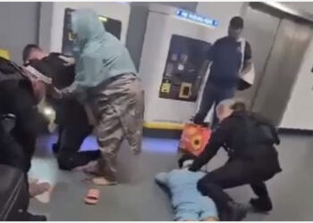 PAMJE TË RËNDA/ Policia britanike shkelmon pa mëshirë djaloshin në aeroportin e Mançesterit, shpërthejnë reagimet qytetare