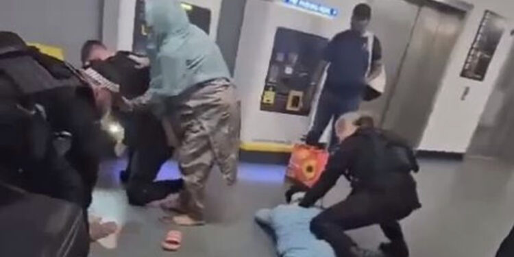 PAMJE TË RËNDA/ Policia britanike shkelmon pa mëshirë djaloshin në aeroportin e Mançesterit, shpërthejnë reagimet qytetare