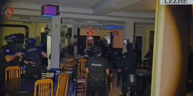 Lezhë/ Përshtatën lokalin për shitjen e drogave të forta, arrestohen 6 persona, 1 në kërkim